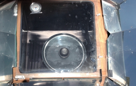 Pot on a solar powered oven